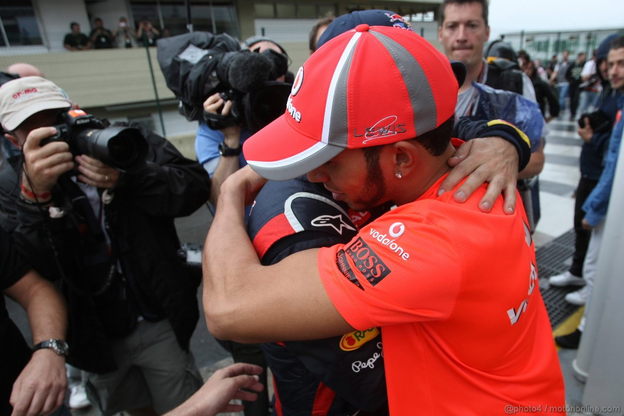 GP BRASILE, 25.11.2012- Gara, Sebastian Vettel (GER) Red Bull Racing RB8, world champion 2012 with Lewis Hamilton (GBR) McLaren Mercedes MP4-27