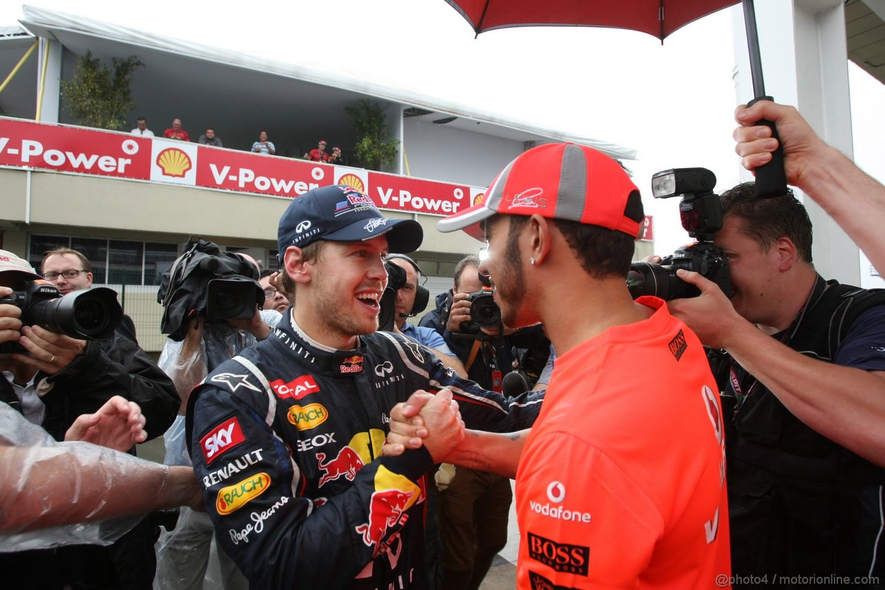 GP BRASILE, 25.11.2012- Gara, Sebastian Vettel (GER) Red Bull Racing RB8, world champion 2012 with Lewis Hamilton (GBR) McLaren Mercedes MP4-27 