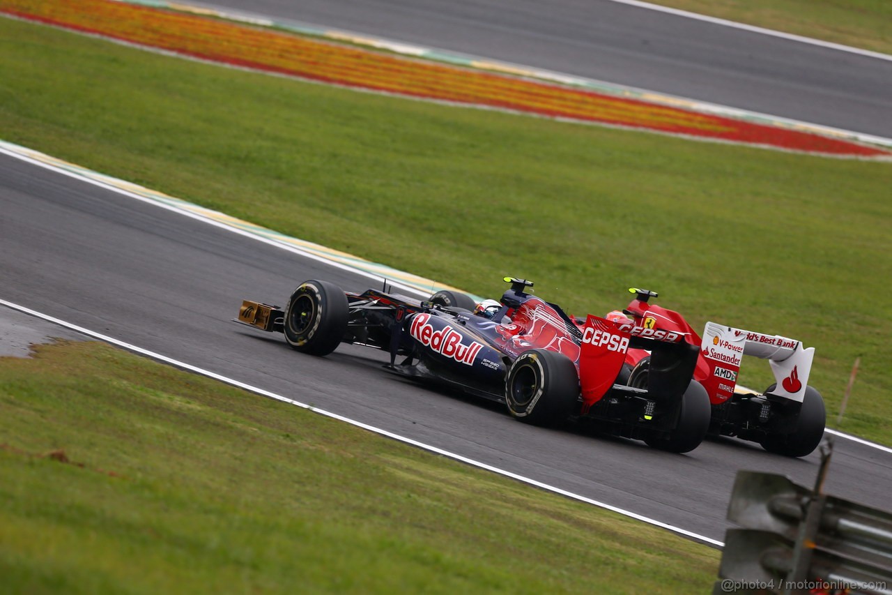 GP BRASILE, 25.11.2012- Gara, Jean-Eric Vergne (FRA) Scuderia Toro Rosso STR7 e Felipe Massa (BRA) Ferrari F2012 