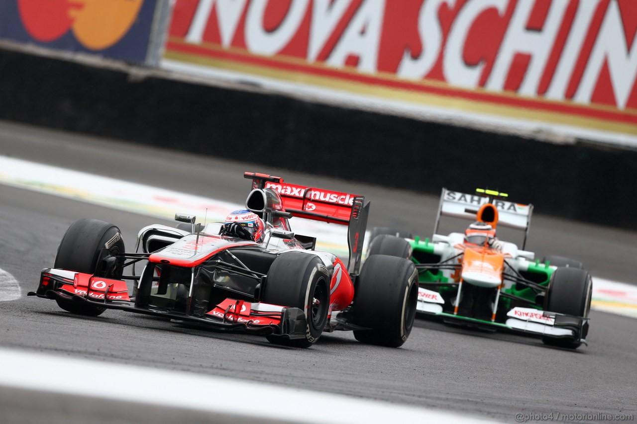 GP BRASILE, 25.11.2012- Gara, Jenson Button (GBR) McLaren Mercedes MP4-27 e Nico Hulkenberg (GER) Sahara Force India F1 Team VJM05 