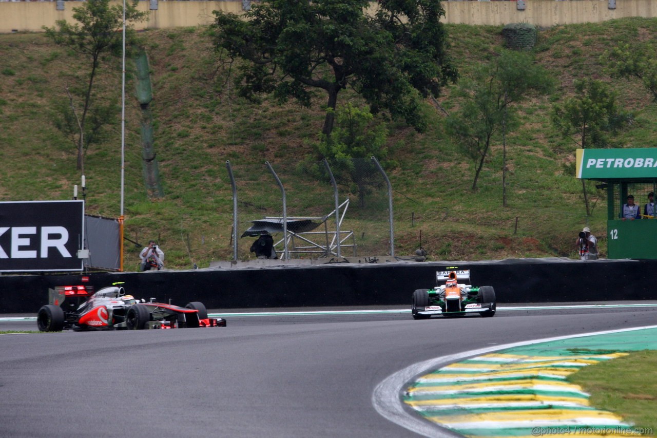 GP BRASILE, 25.11.2012- Gara, Lewis Hamilton (GBR) McLaren Mercedes MP4-27 overtakes Nico Hulkenberg (GER) Sahara Force India F1 Team VJM05