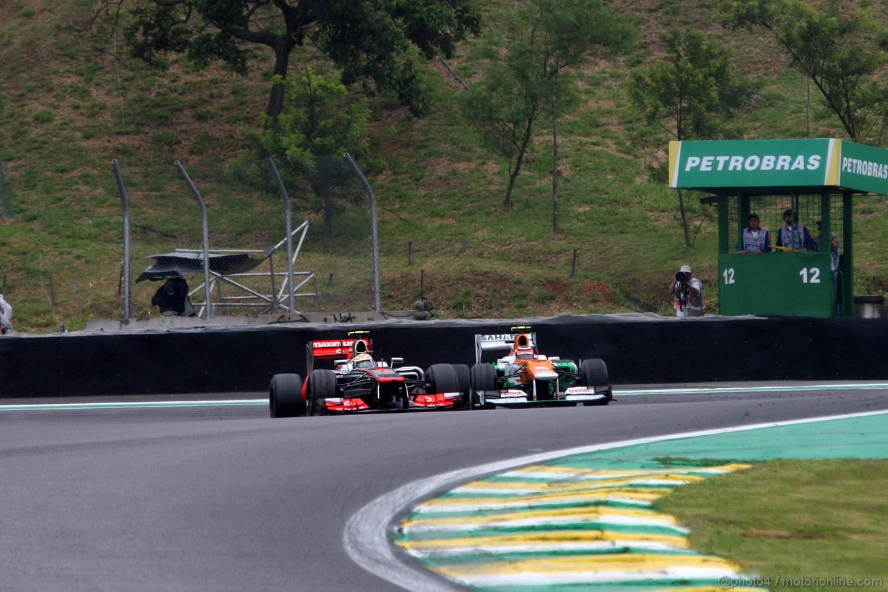 GP BRASILE, 25.11.2012- Gara, Lewis Hamilton (GBR) McLaren Mercedes MP4-27 overtakes Nico Hulkenberg (GER) Sahara Force India F1 Team VJM05 