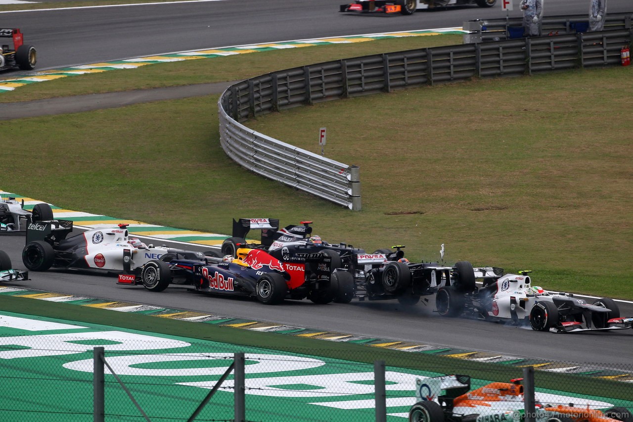 GP BRASILE, 25.11.2012- Gara, Crash, Sebastian Vettel (GER) Red Bull Racing RB8 e Bruno Senna (BRA) Williams F1 Team FW34