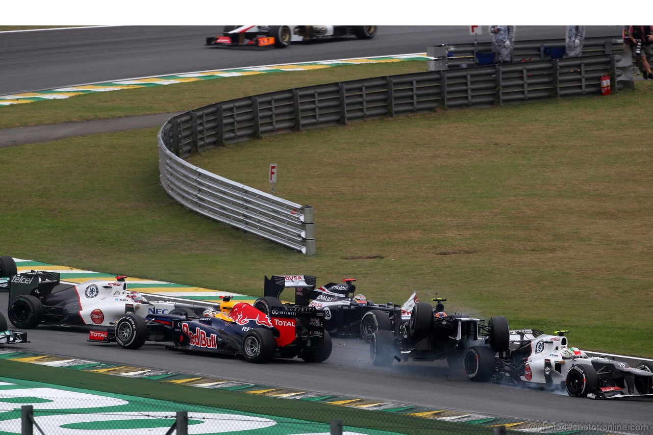 GP BRASILE, 25.11.2012- Gara, Crash, Sebastian Vettel (GER) Red Bull Racing RB8 e Bruno Senna (BRA) Williams F1 Team FW34 