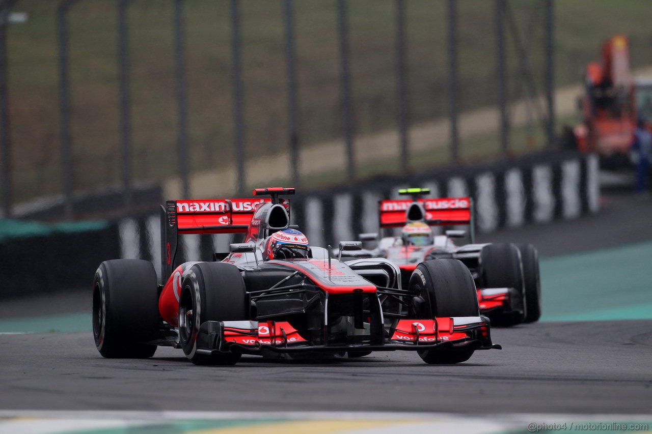 GP BRASILE, 25.11.2012- Gara, Jenson Button (GBR) McLaren Mercedes MP4-27 davanti a Lewis Hamilton (GBR) McLaren Mercedes MP4-27 