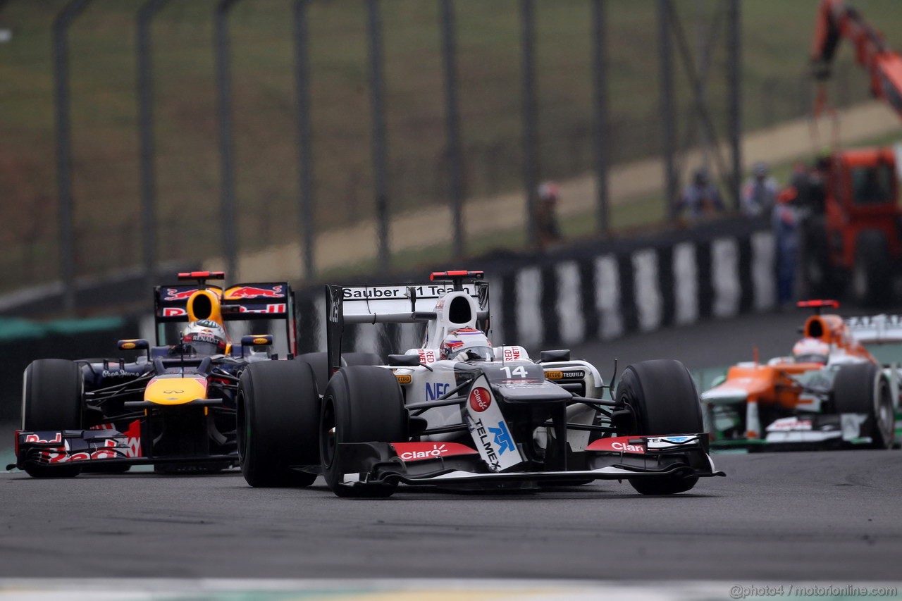 GP BRASILE, 25.11.2012- Gara, Kamui Kobayashi (JAP) Sauber F1 Team C31 davanti aSebastian Vettel (GER) Red Bull Racing RB8 
