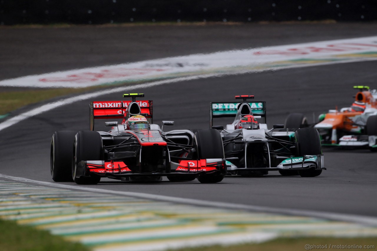 GP BRASILE, 25.11.2012- Gara, Lewis Hamilton (GBR) McLaren Mercedes MP4-27 e Michael Schumacher (GER) Mercedes AMG F1 W03 