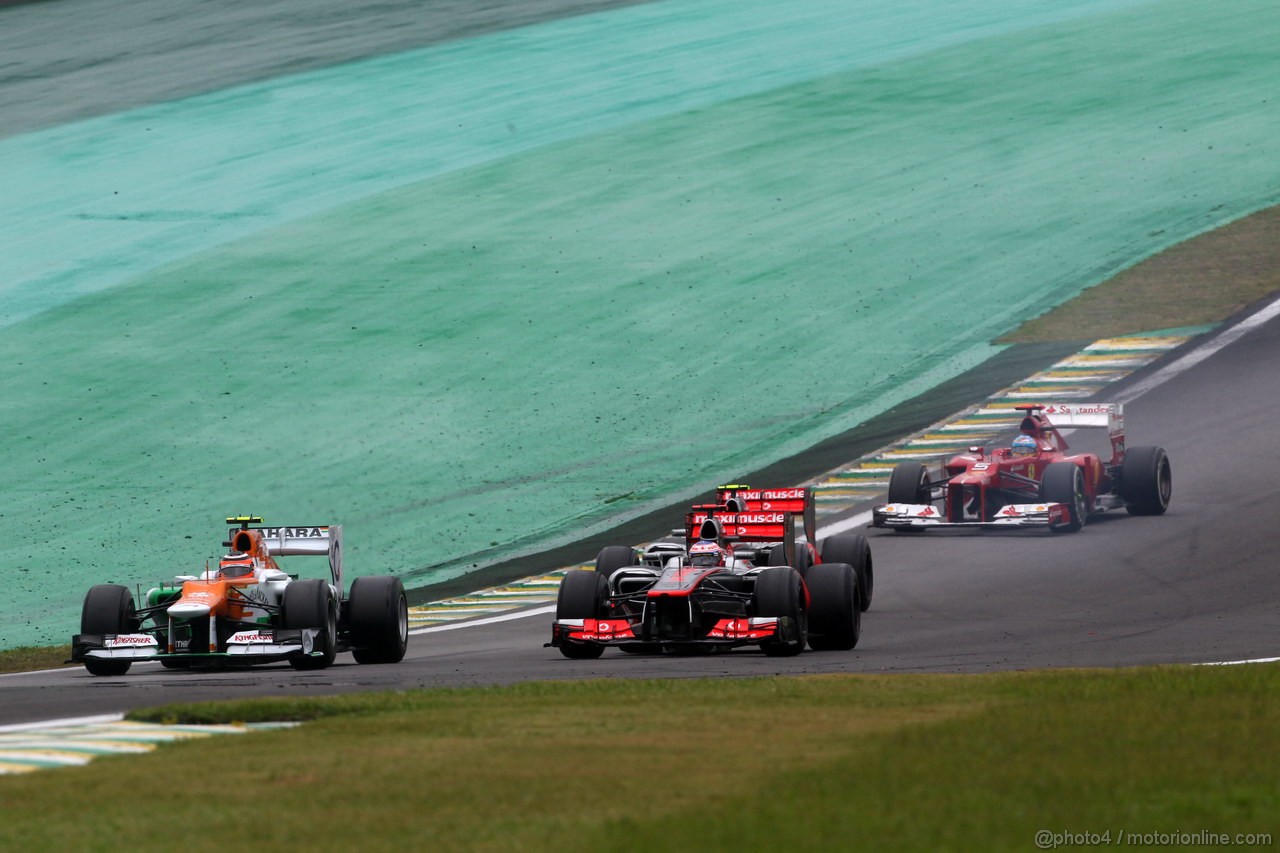 GP BRASILE, 25.11.2012- Gara, Nico Hulkenberg (GER) Sahara Force India F1 Team VJM05 e Jenson Button (GBR) McLaren Mercedes MP4-27 