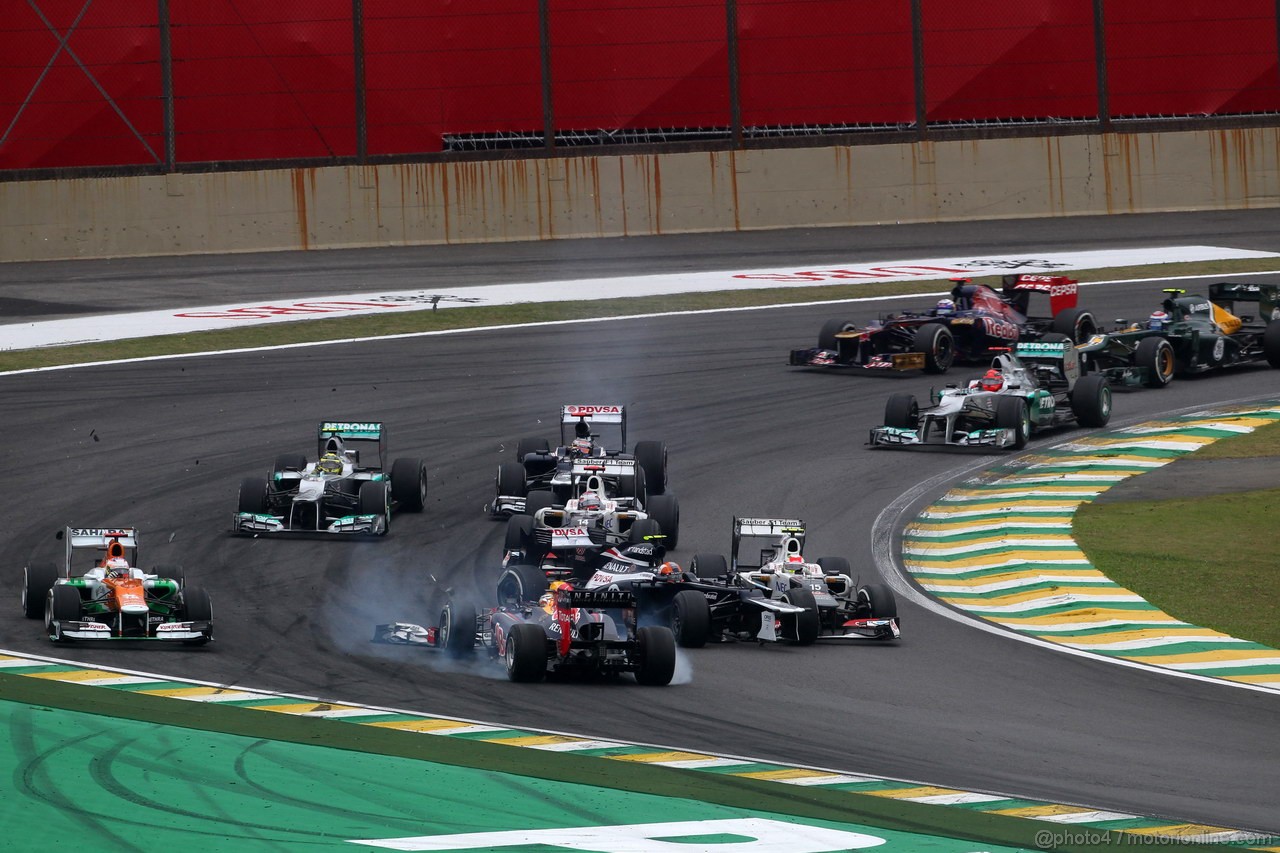 GP BRASILE, 25.11.2012- Gara, Crash, Sebastian Vettel (GER) Red Bull Racing RB8 e Bruno Senna (BRA) Williams F1 Team FW34