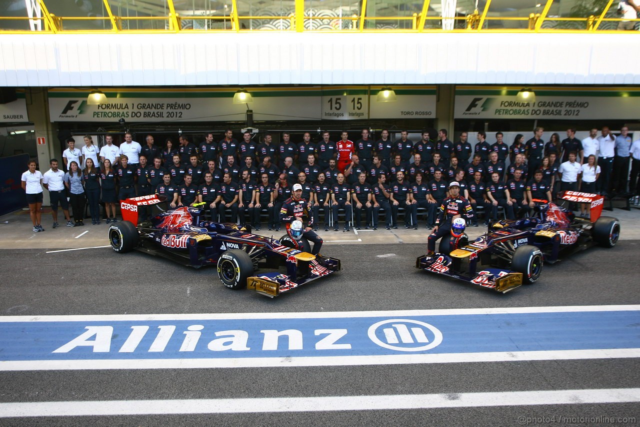 GP BRASILE, 22.11.2012- Toro Rosso Team Photo, Jean-Eric Vergne (FRA) Scuderia Toro Rosso STR7 e Daniel Ricciardo (AUS) Scuderia Toro Rosso STR7