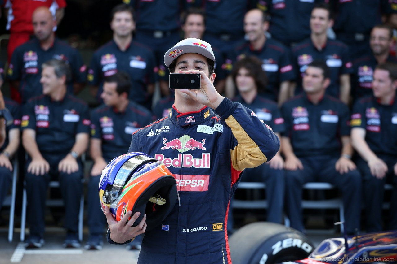 GP BRASILE, 22.11.2012- Toro Rosso Team Photo, Daniel Ricciardo (AUS) Scuderia Toro Rosso STR7