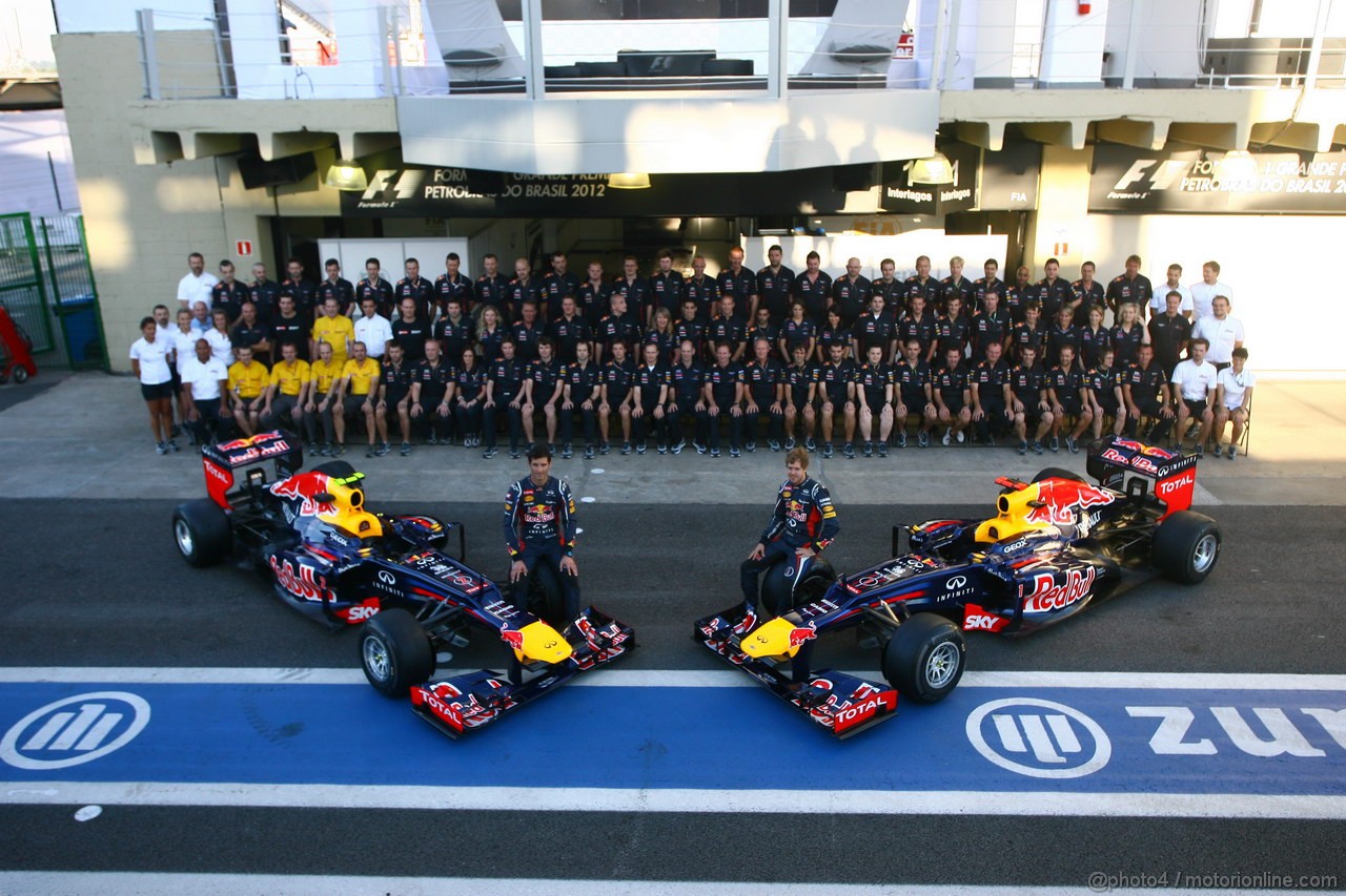 GP BRASILE, 22.11.2012- Red Bull Team Photo, Mark Webber (AUS) Red Bull Racing RB8 e Sebastian Vettel (GER) Red Bull Racing RB8