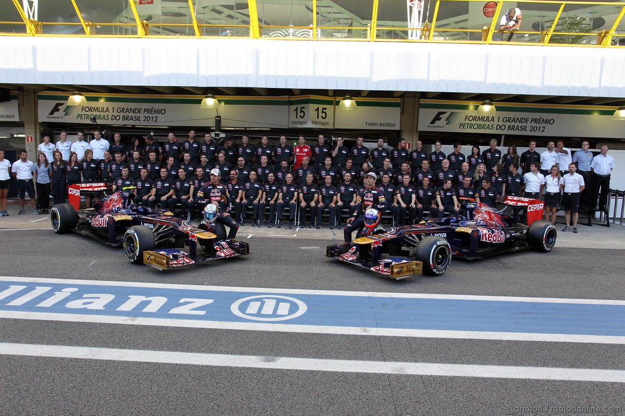 GP BRASILE, 22.11.2012- Toro Rosso Team Photo, Daniel Ricciardo (AUS) Scuderia Toro Rosso STR7