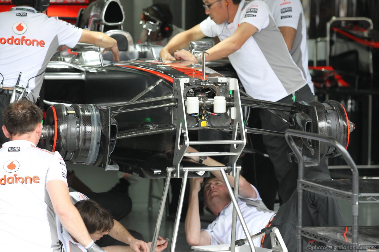 GP BRASILE, 24.11.2012- Prove Libere 3, Mechanics Mclaren work on the car 