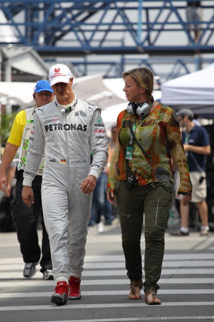GP BRASILE, 24.11.2012- Qualifiche, Michael Schumacher (GER) Mercedes AMG F1 W03 e Sabine Kehm (GER), Michael Schumacher's press officer 