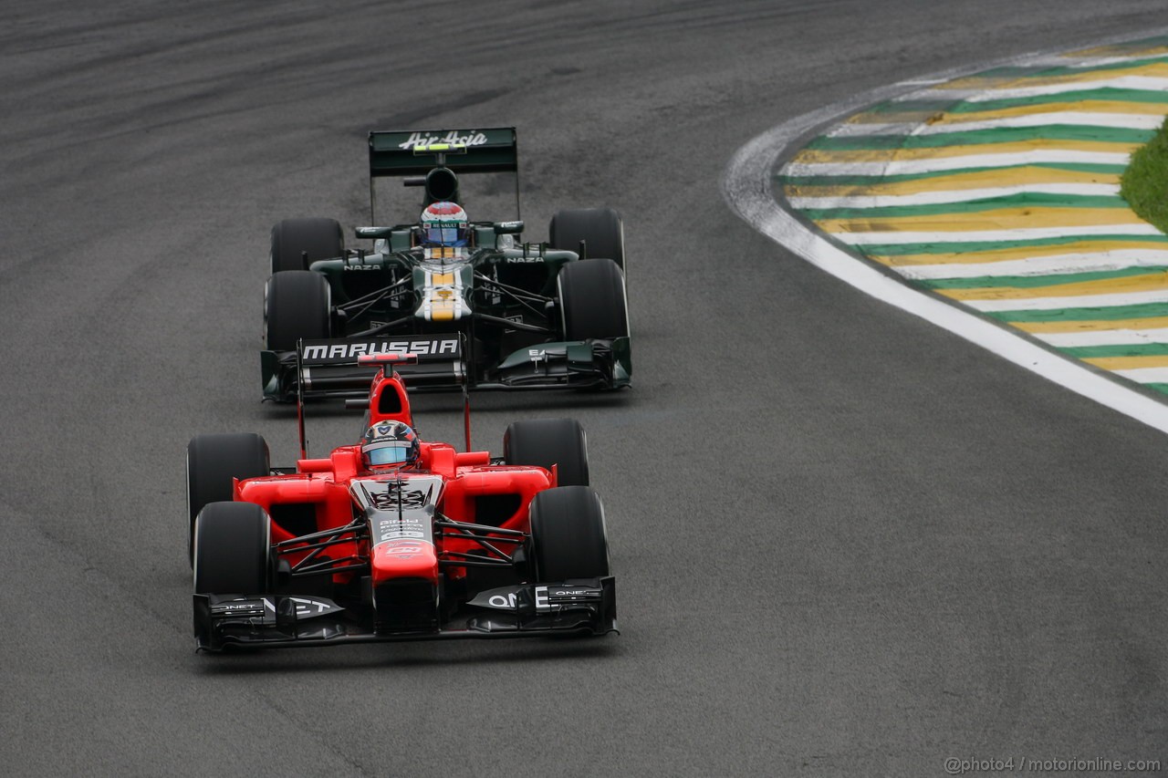 GP BRASILE, 24.11.2012- Qualifiche, Timo Glock (GER) Marussia F1 Team MR01 davanti a Vitaly Petrov (RUS) Caterham F1 Team CT01 