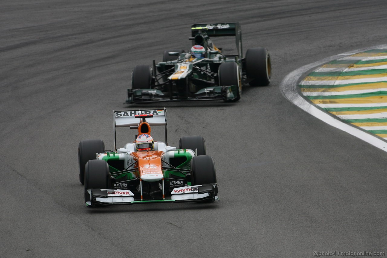 GP BRASILE, 24.11.2012- Qualifiche, Paul di Resta (GBR) Sahara Force India F1 Team VJM05 davanti a Vitaly Petrov (RUS) Caterham F1 Team CT01 