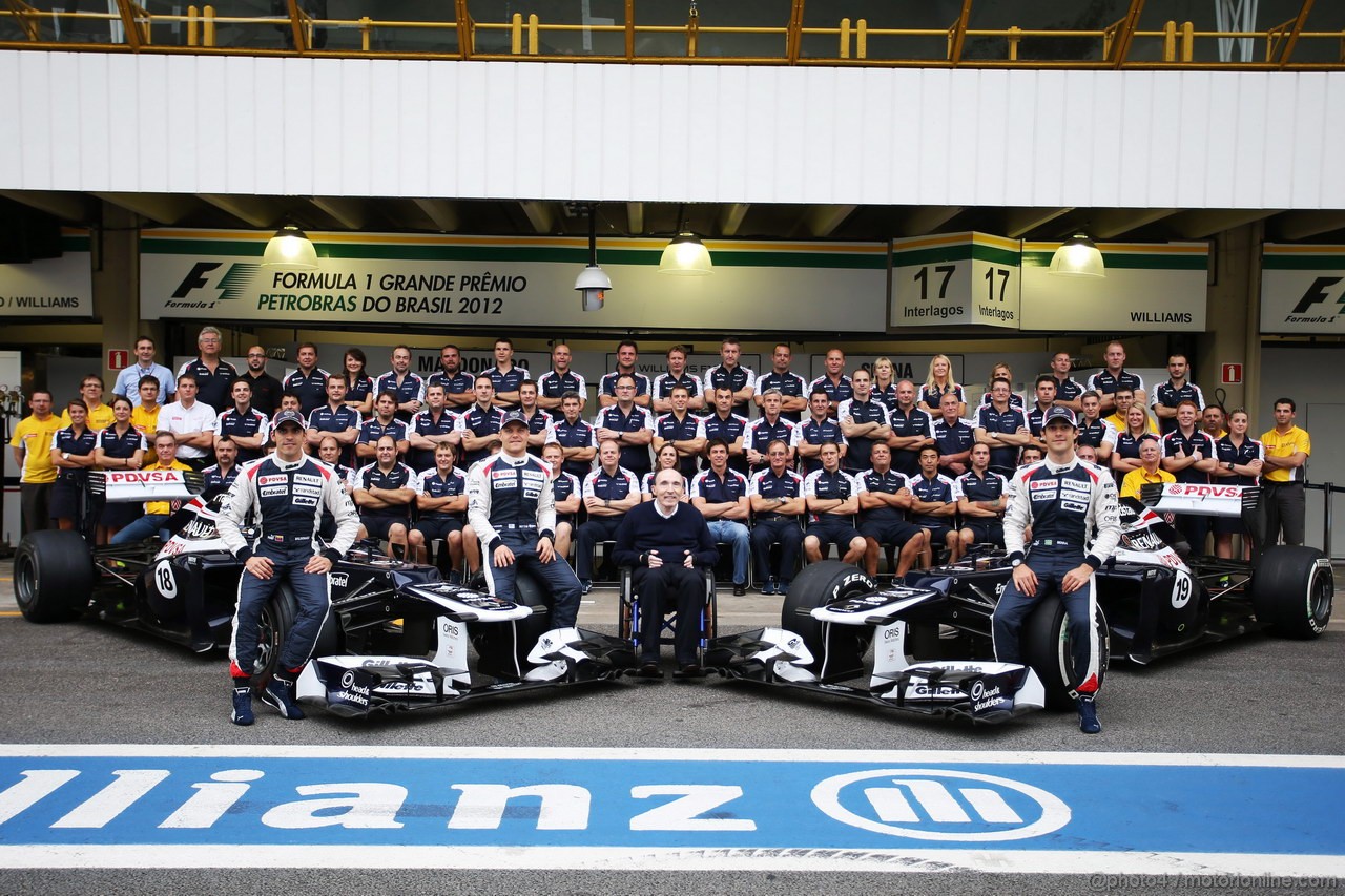 GP BRASILE, 24.11.2012- (L to R): Pastor Maldonado (VEN) Williams FW34; Valtteri Bottas (FIN) Williams Third Driver; Frank Williams (GBR) Williams Team Owner e Bruno Senna (BRA) Williams in a team photograph.
