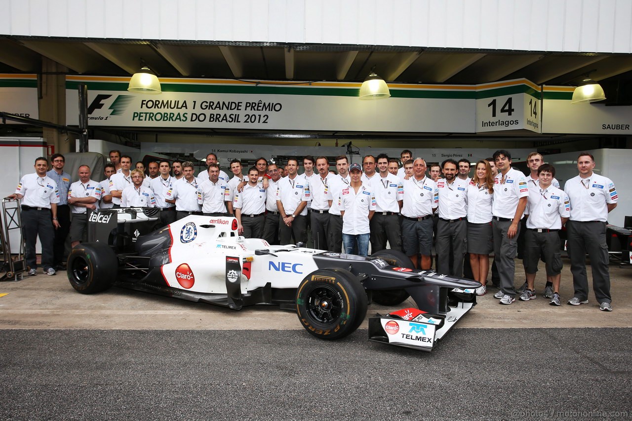 GP BRASILE, Kamui Kobayashi (JPN) Sauber C31 in a team photo.
