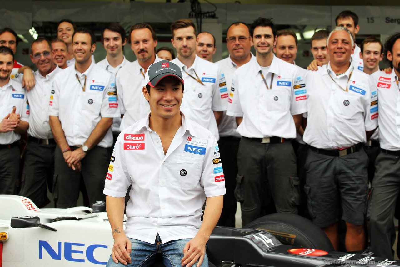 GP BRASILE, 24.11.2012- Kamui Kobayashi (JPN) Sauber C31 in a team photograph.
