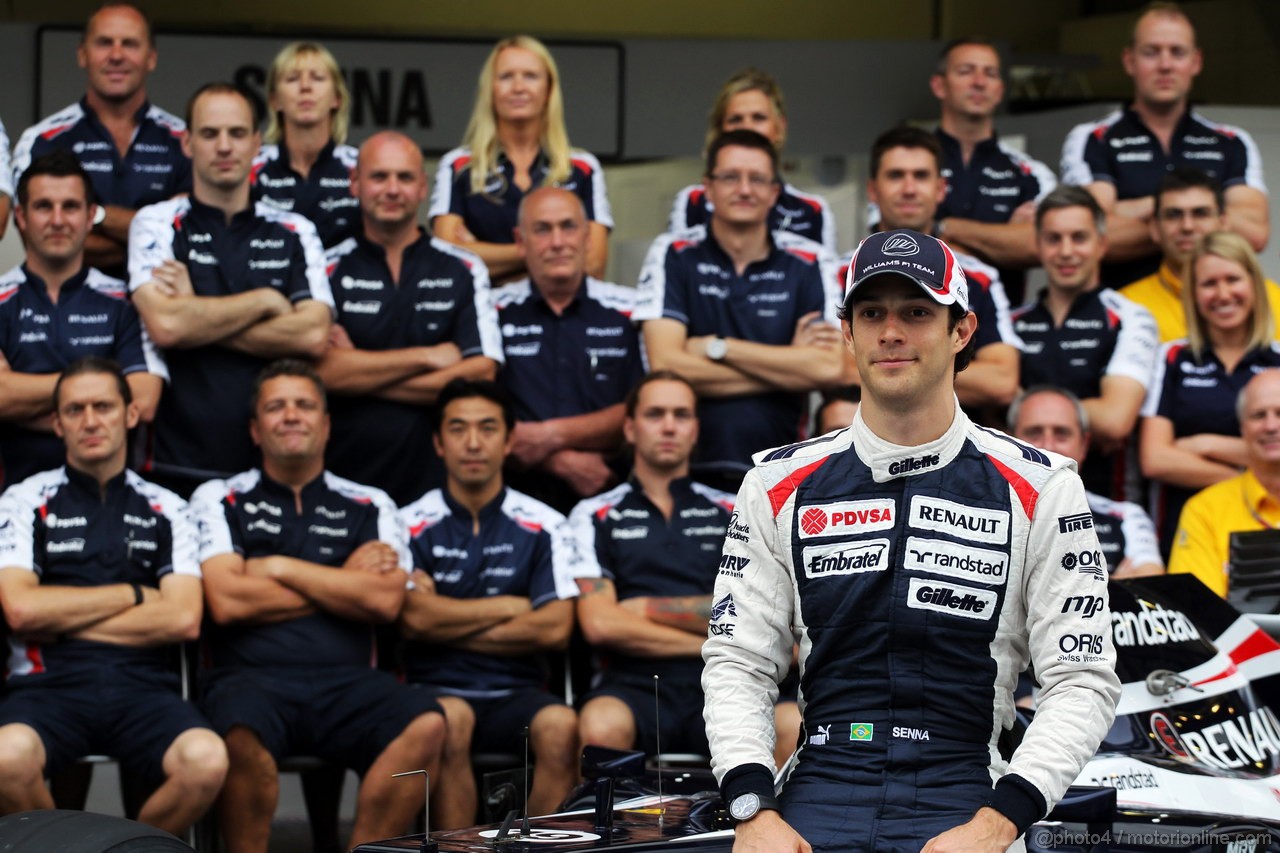 GP BRASILE, 24.11.2012- Bruno Senna (BRA) Williams in a team photograph.
