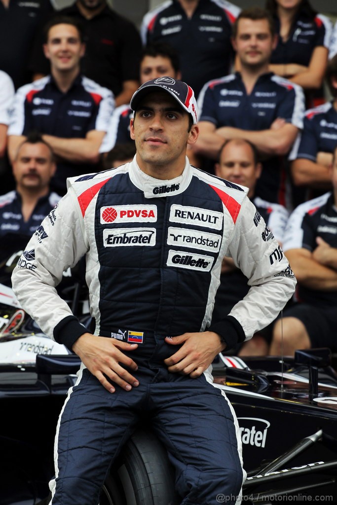GP BRASILE, 24.11.2012- Pastor Maldonado (VEN) Williams in a team photograph.
