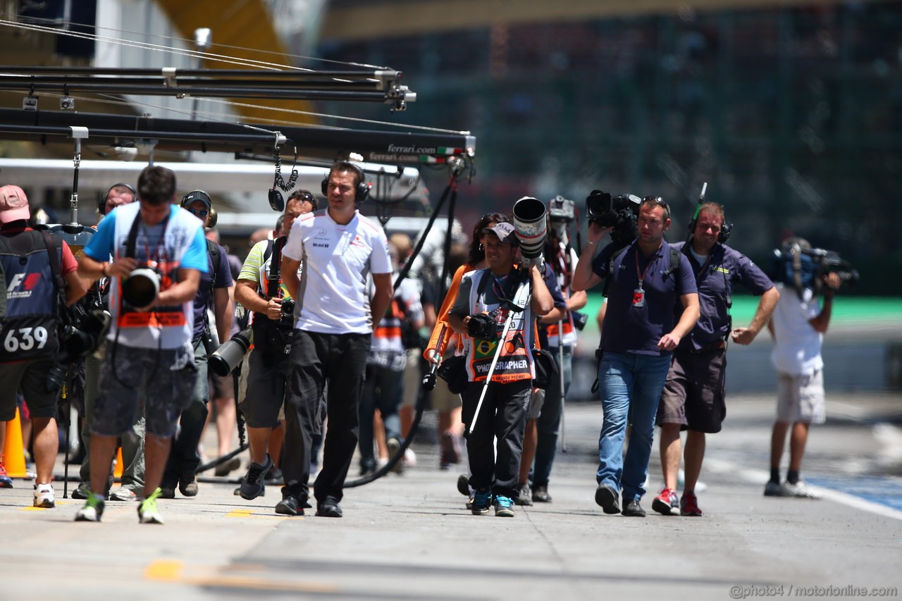 GP BRASILE, 23.11.2012- Prove Libere 2, Pit lane Atmosfera