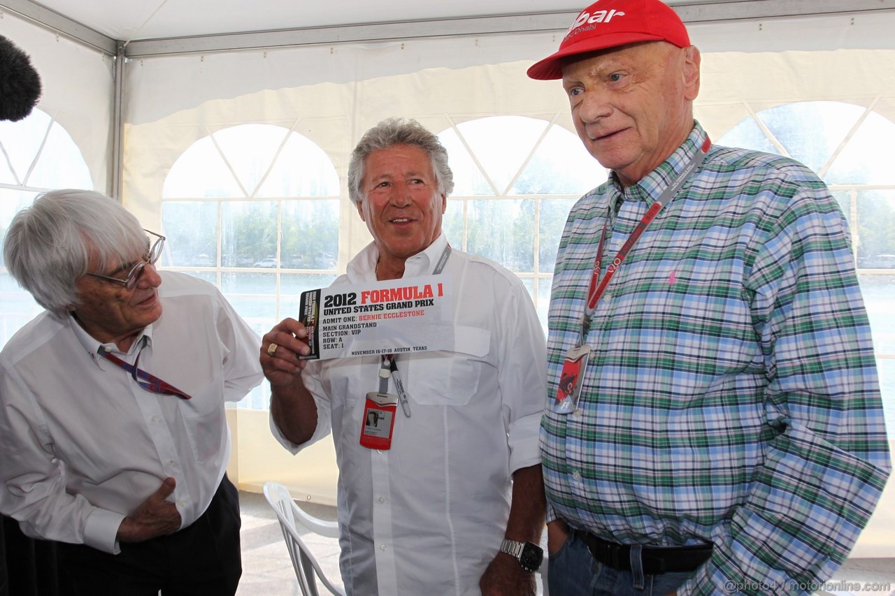 GP CANADA, 10.06.2012- Bernie Ecclestone (GBR), President e CEO of Formula One Management e Mario Andretti (USA) (Centre) presenting a VIP ticket for the 2012 United States Grand Prix with Nikki Lauda (AU) 