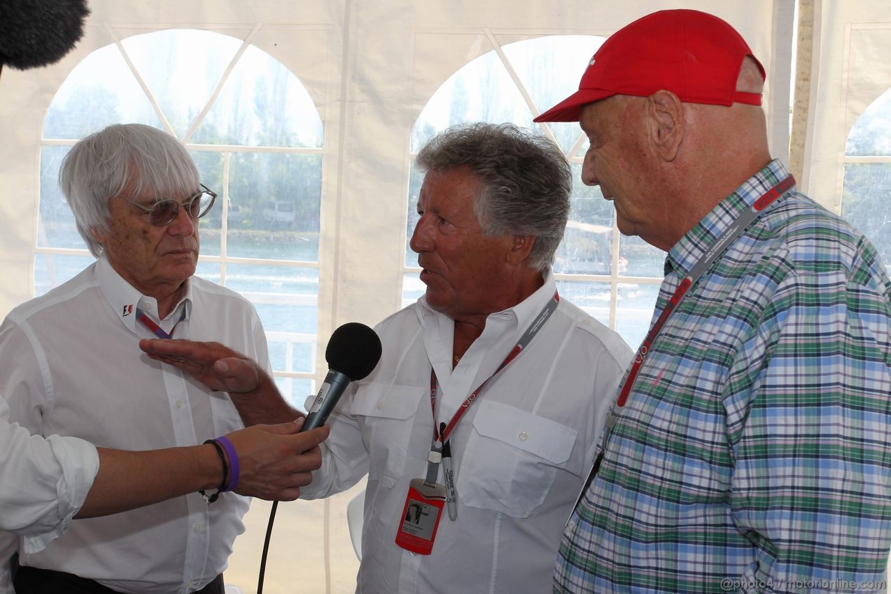 GP CANADA, 10.06.2012- Bernie Ecclestone (GBR), President e CEO of Formula One Management e Mario Andretti (USA) (Centre) presenting a VIP ticket for the 2012 United States Grand Prix with Nikki Lauda (AU)