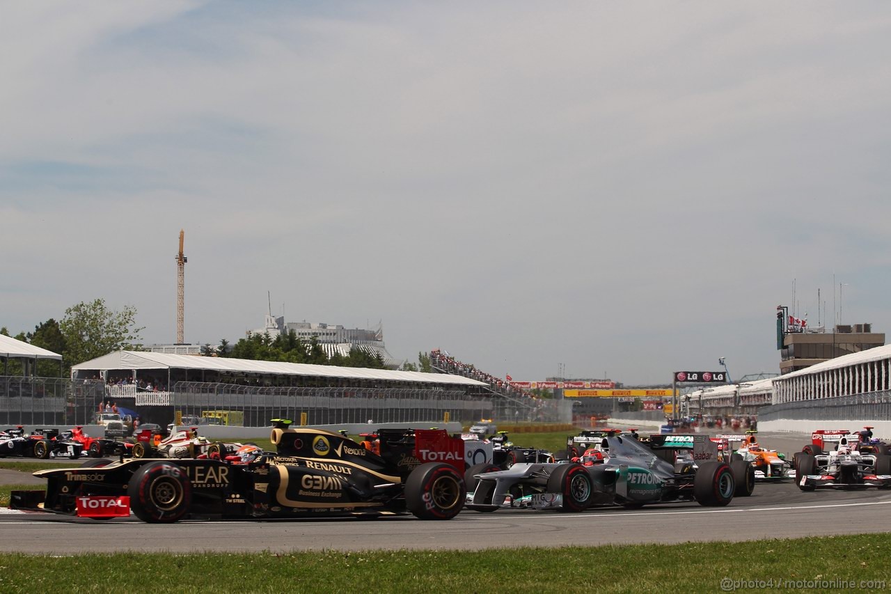 GP CANADA, 10.06.2012- Gara, Start of the race, Romain Grosjean (FRA) Lotus F1 Team E20 e Michael Schumacher (GER) Mercedes AMG F1 W03 