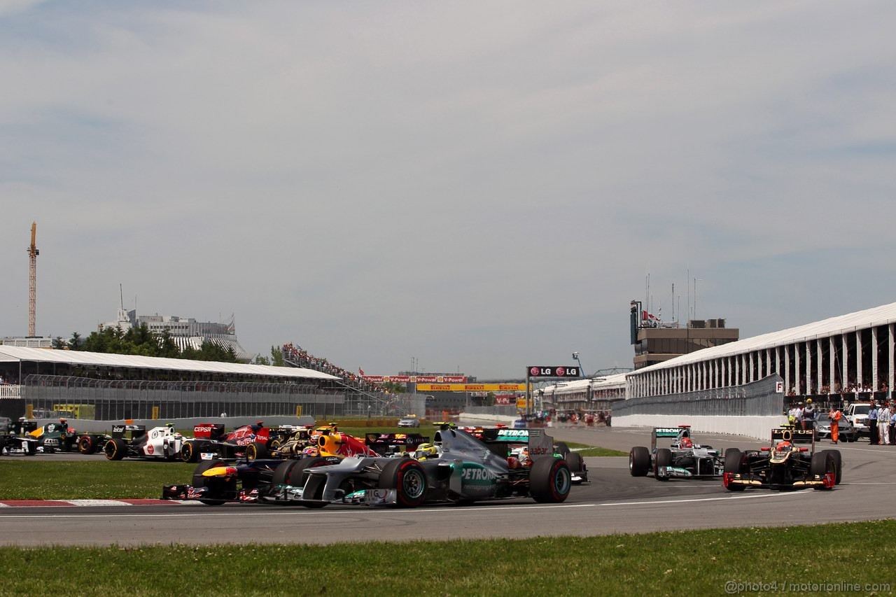 GP CANADA, 10.06.2012- Gara, Start of the race, Nico Rosberg (GER) Mercedes AMG F1 W03 e Mark Webber (AUS) Red Bull Racing RB8 