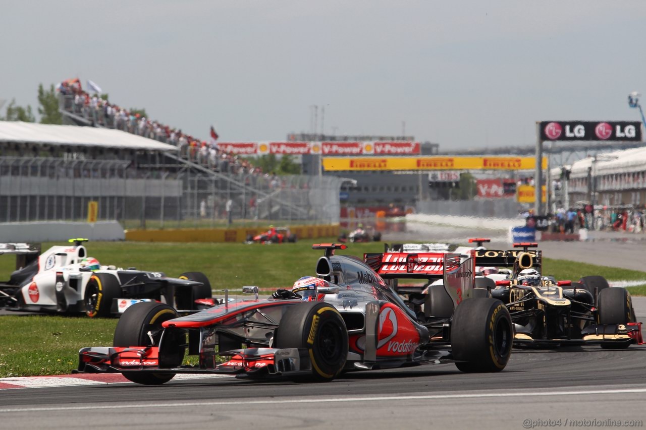 GP CANADA, 10.06.2012- Gara, Jenson Button (GBR) McLaren Mercedes MP4-27 davanti a Kimi Raikkonen (FIN) Lotus F1 Team E20 