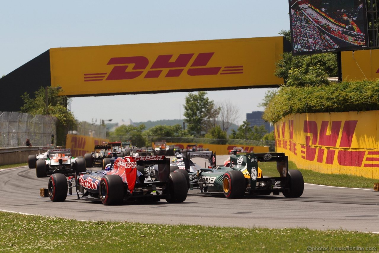 GP CANADA, 10.06.2012- Gara, Daniel Ricciardo (AUS) Scuderia Toro Rosso STR7 e Heikki Kovalainen (FIN) Caterham F1 Team CT01 