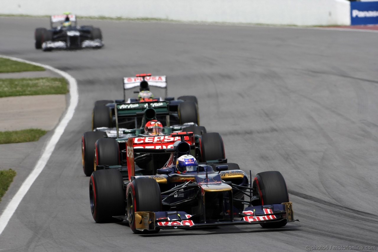 GP CANADA, 10.06.2012- Gara, Daniel Ricciardo (AUS) Scuderia Toro Rosso STR7 davanti a Heikki Kovalainen (FIN) Caterham F1 Team CT01 