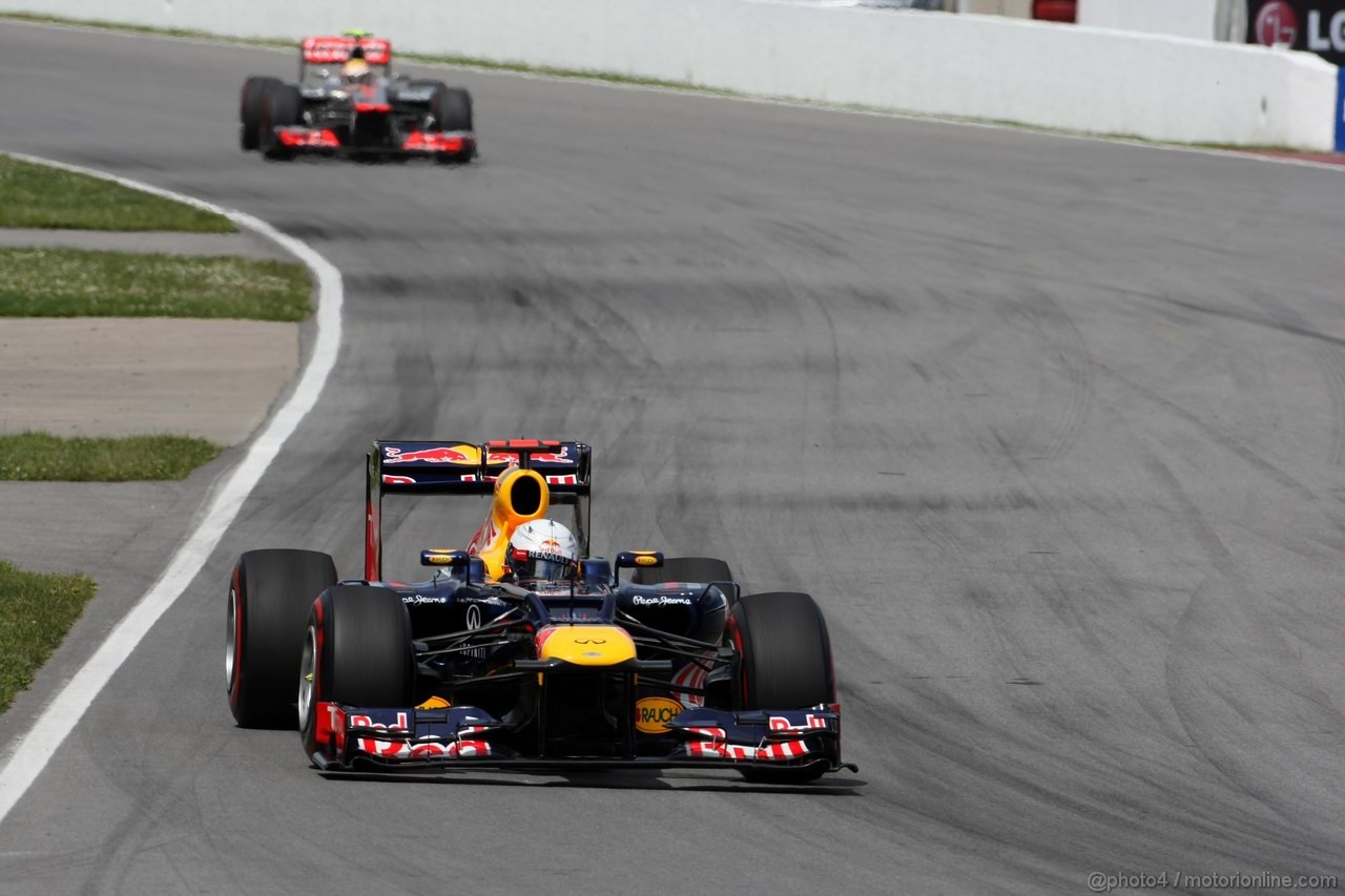 GP CANADA, 10.06.2012- Gara, Sebastian Vettel (GER) Red Bull Racing RB8 davanti a Lewis Hamilton (GBR) McLaren Mercedes MP4-27 