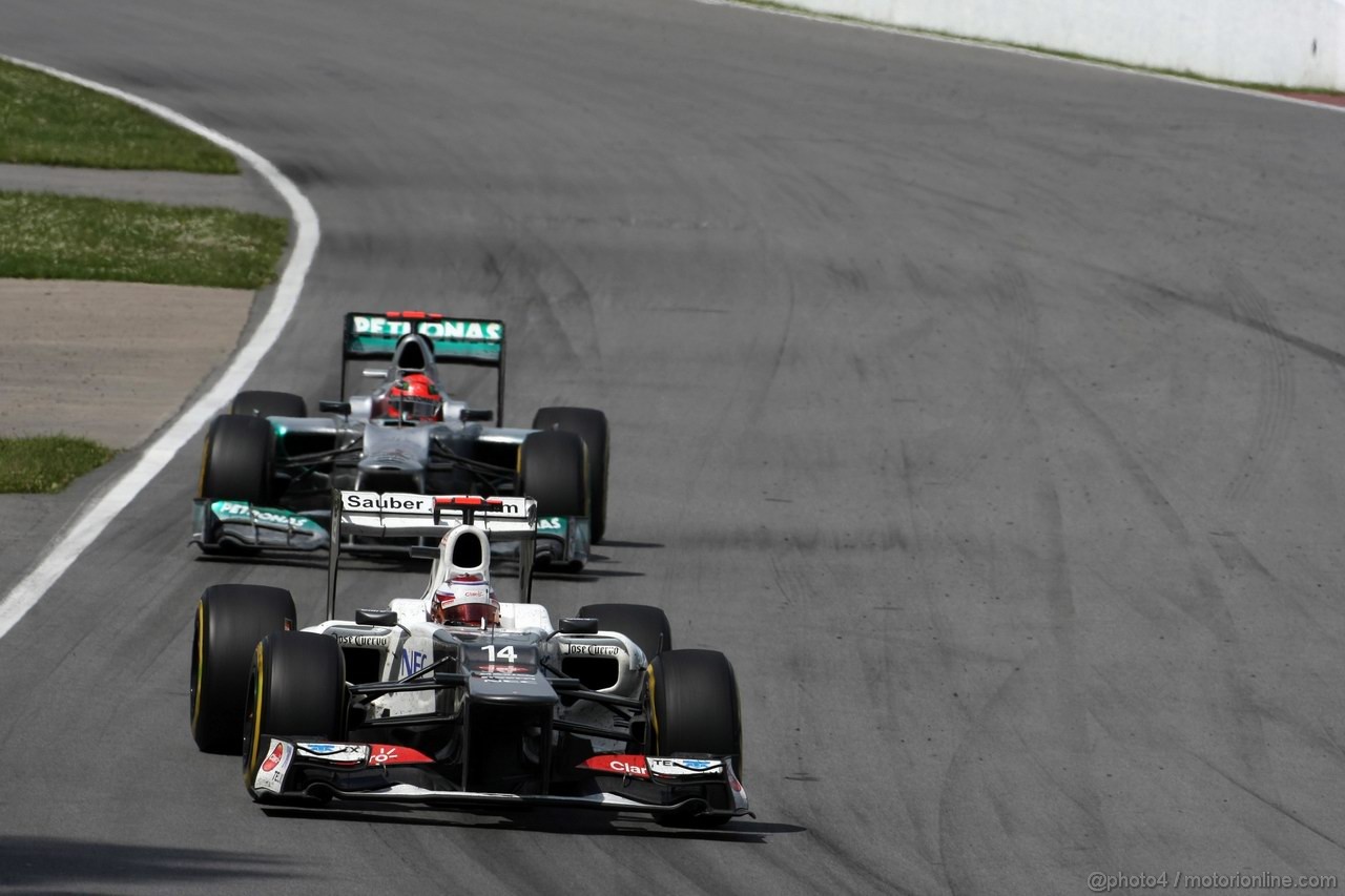 GP CANADA, 10.06.2012- Gara, Kamui Kobayashi (JAP) Sauber F1 Team C31 e Michael Schumacher (GER) Mercedes AMG F1 W03 