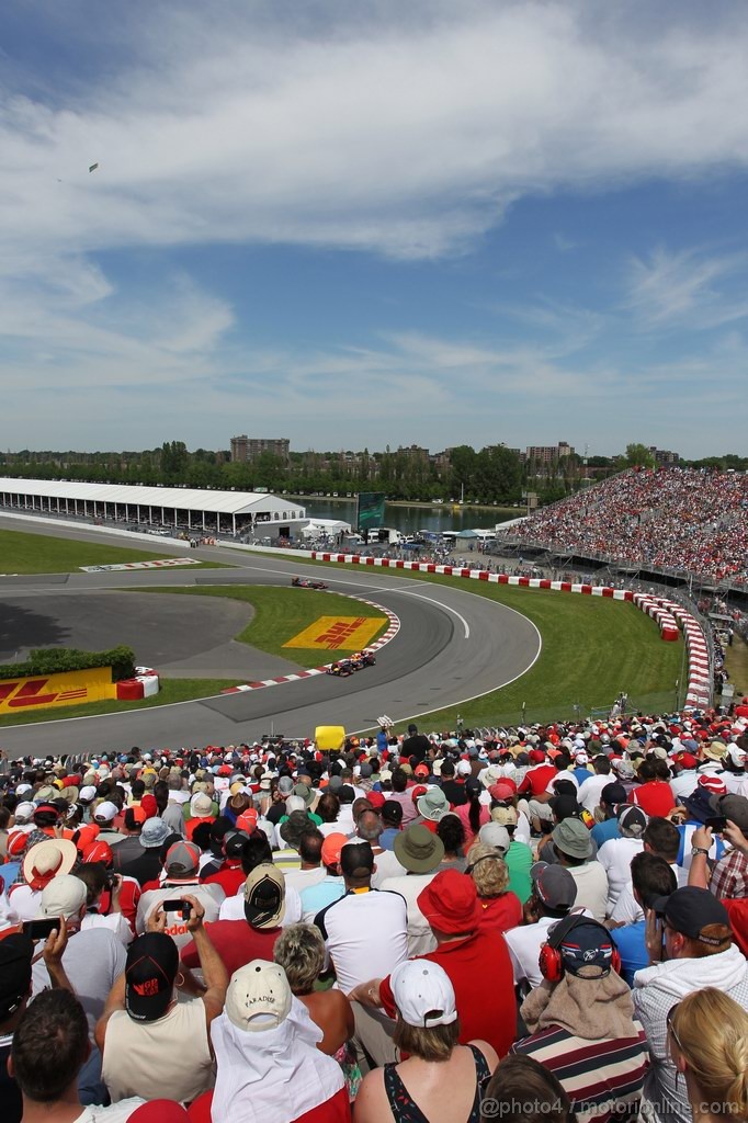 GP CANADA, 10.06.2012- Gara, Sebastian Vettel (GER) Red Bull Racing RB8 davanti a Lewis Hamilton (GBR) McLaren Mercedes MP4-27