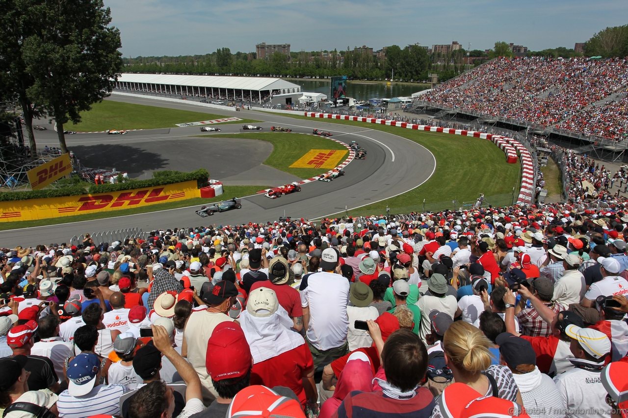 GP CANADA, 10.06.2012- Gara, Nico Rosberg (GER) Mercedes AMG F1 W03 davanti a Felipe Massa (BRA) Ferrari F2012 