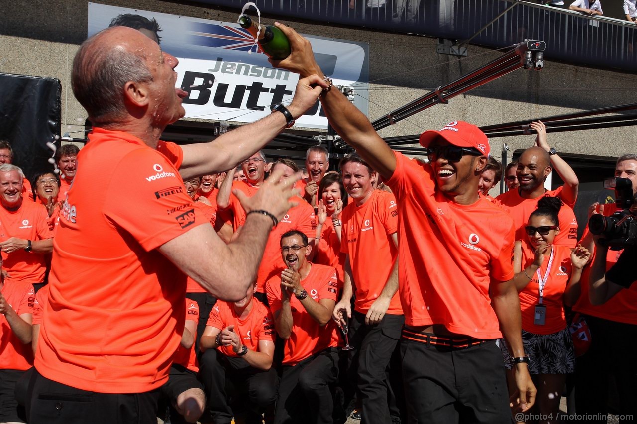 GP CANADA, 10.06.2012- Gara, Festeggiamenti, Lewis Hamilton (GBR) McLaren Mercedes MP4-27 vincitore with Ron Dennis (GBR), McLaren Mercedes