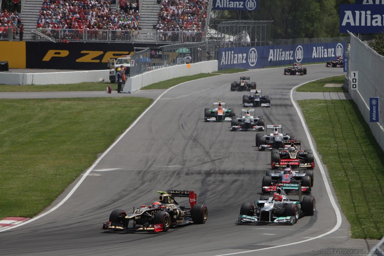 GP CANADA, 10.06.2012- Gara,Romain Grosjean (FRA) Lotus F1 Team E20 e Michael Schumacher (GER) Mercedes AMG F1 W03 