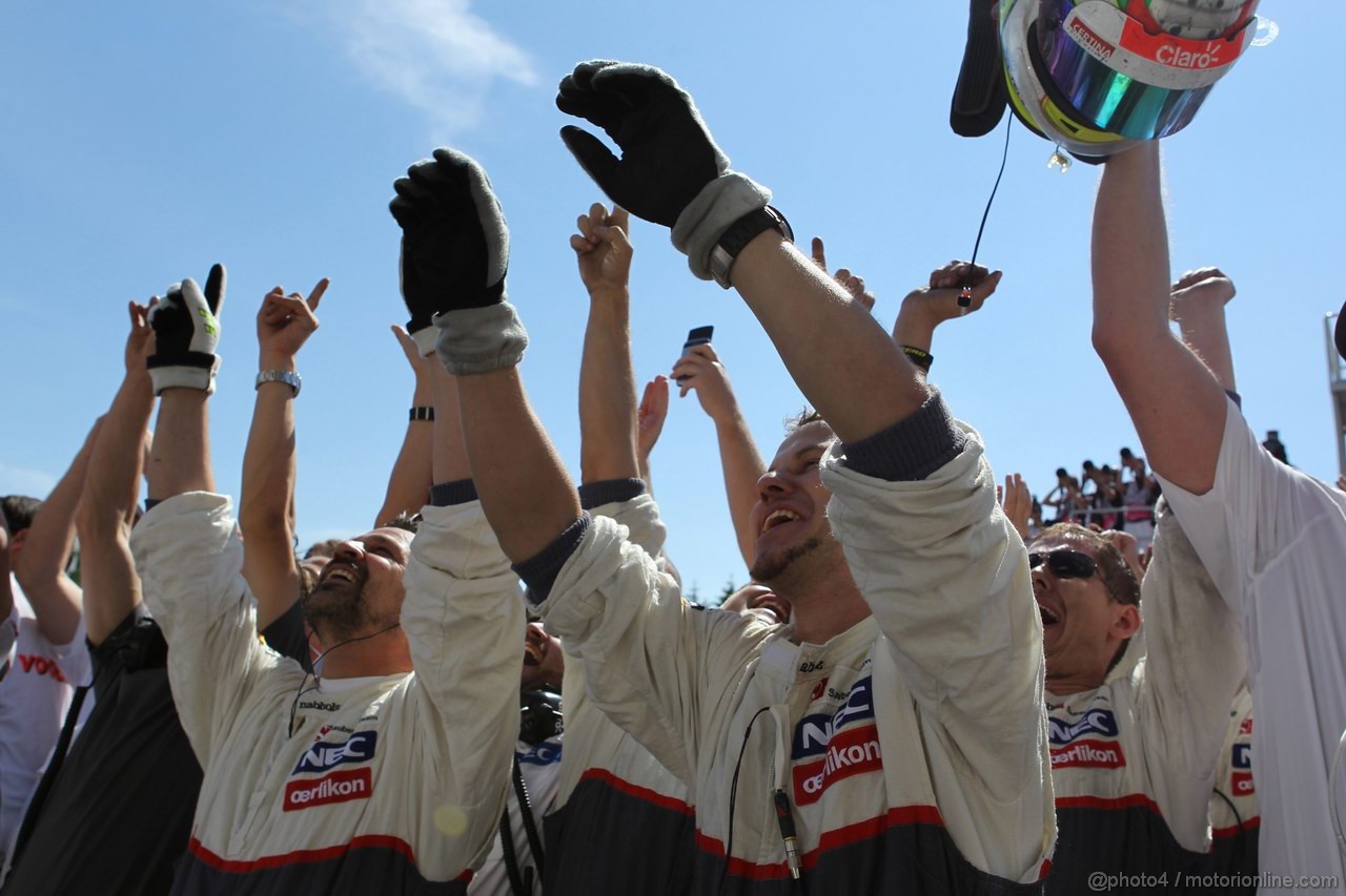 GP CANADA, 10.06.2012- Gara, Mechanics Sauber celebrate the terzo of Sergio Pérez (MEX) Sauber F1 Team C31 