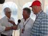 GP CANADA, 10.06.2012- Bernie Ecclestone (GBR), President e CEO of Formula One Management e Mario Andretti (USA) (Centre) presenting a VIP ticket for the 2012 United States Grand Prix with Nikki Lauda (AU)