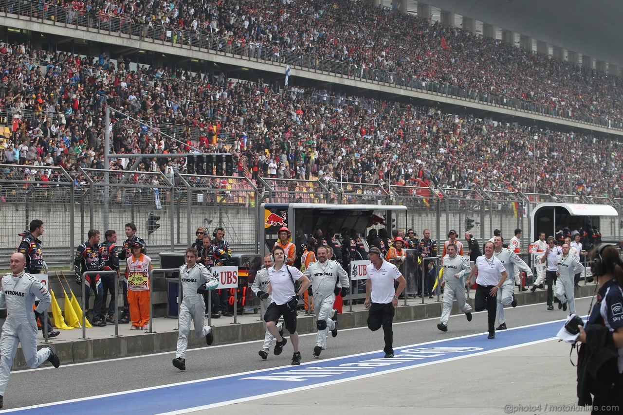 GP CHINA, 15.04.2012 - Gara, Atmosphere Mercedes Petronas Staff run under the podium
