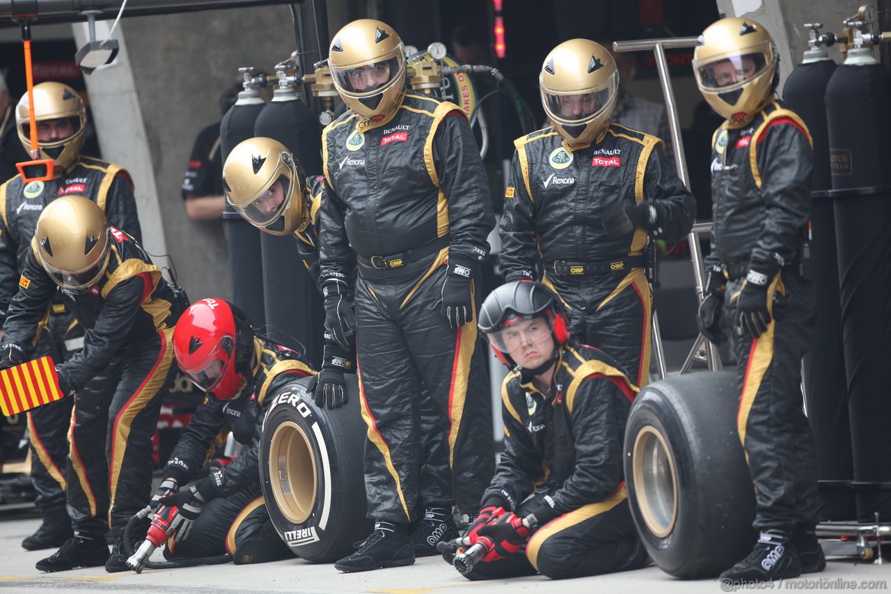 GP CHINA, 15.04.2012 - Gara, Pitstop Waiting Kimi Raikkonen (FIN) Lotus F1 Team E20