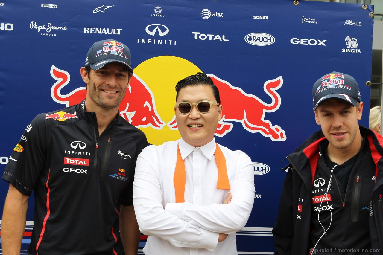 GP COREA, 14.10.2012- Psy (KOR) Rapper famous for Gangnam Style with Mark Webber (AUS) Red Bull Racing (Left) e Sebastian Vettel (GER) Red Bull Racing (Right).