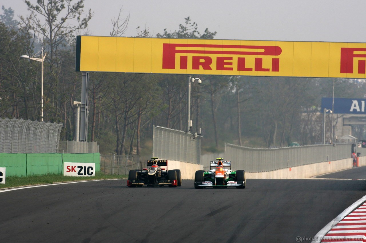 GP COREA, 14.10.2012- Gara, Romain Grosjean (FRA) Lotus F1 Team E20 e Nico Hulkenberg (GER) Sahara Force India F1 Team VJM05 