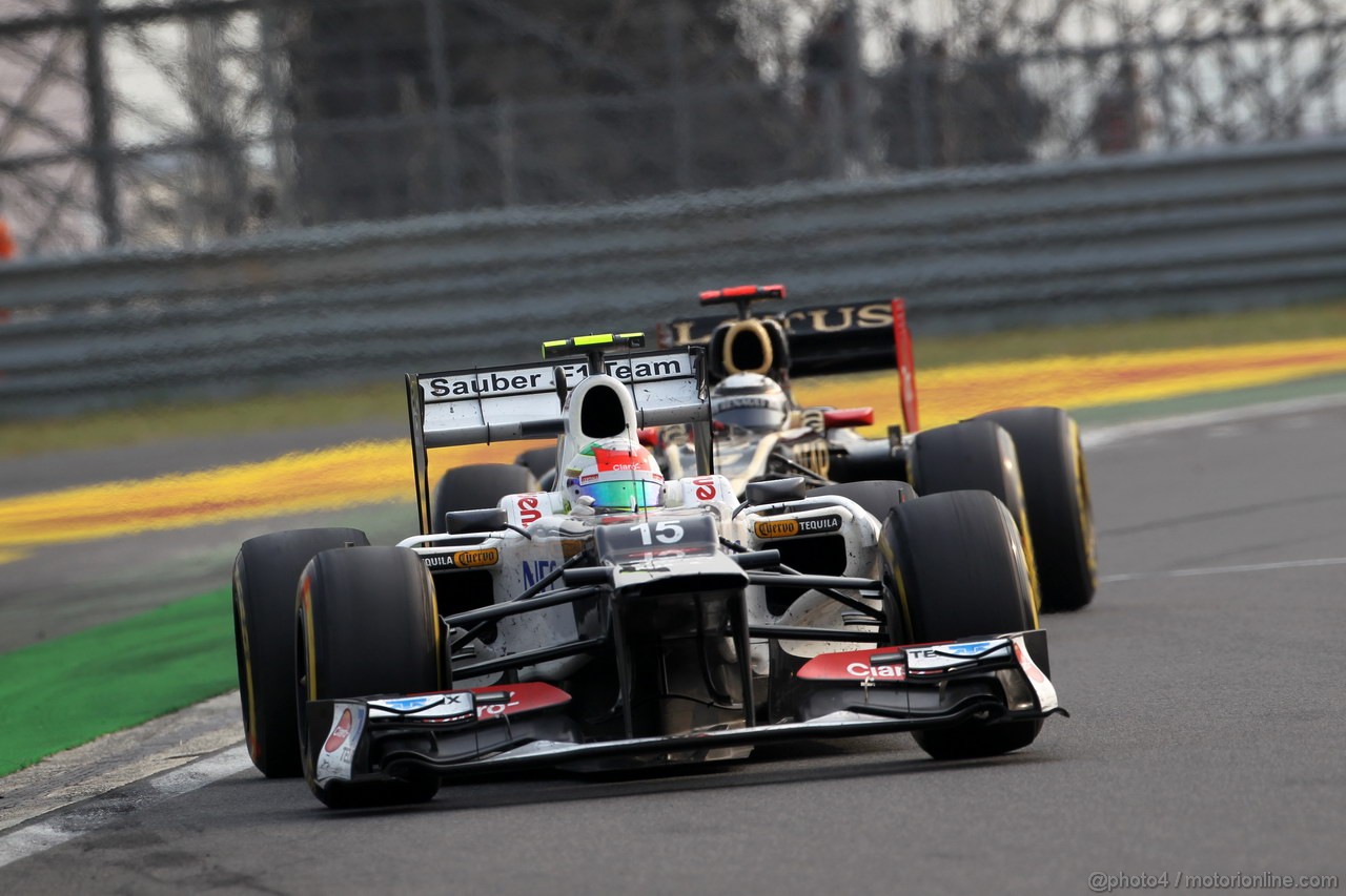 GP COREA, 14.10.2012- Gara, Sergio Prez (MEX) Sauber F1 Team C31 davanti a Kimi Raikkonen (FIN) Lotus F1 Team E20 