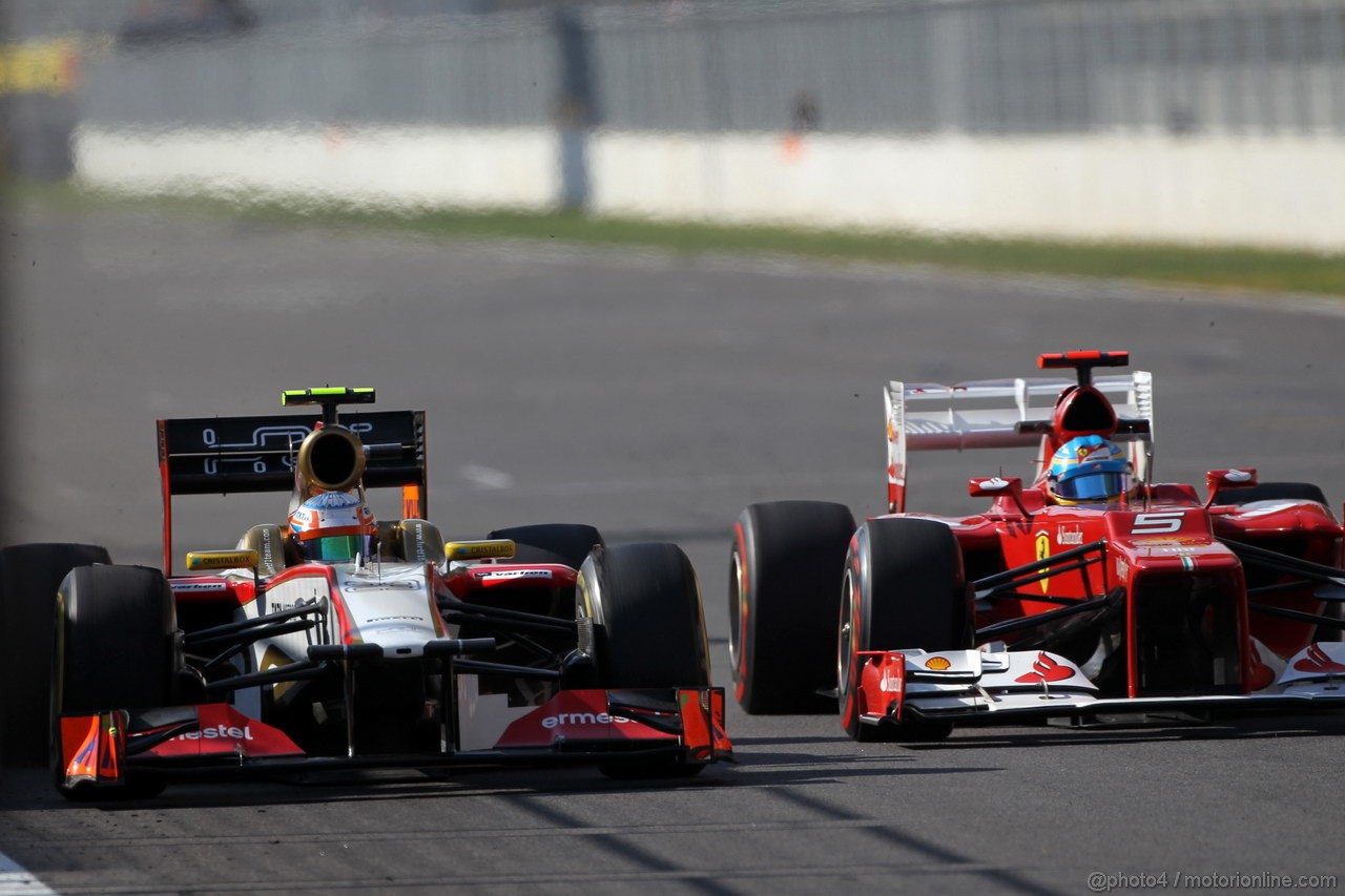 GP COREA, 12.10.2012-  Prove Libere 2, Narain Karthikeyan (IND) HRT Formula 1 Team F112 e Fernando Alonso (ESP) Ferrari F2012 