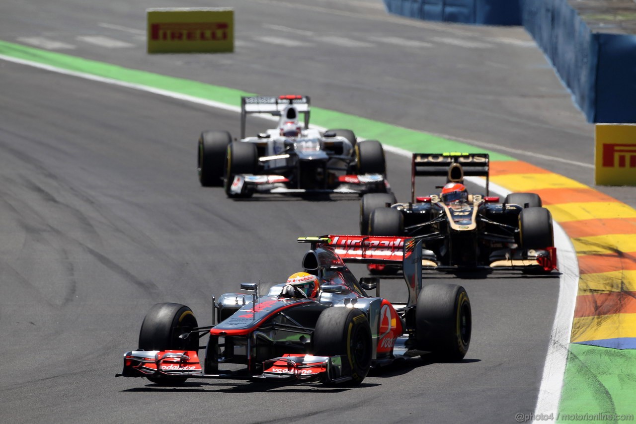 GP EUROPA, 24.06.2012- Gara, Lewis Hamilton (GBR) McLaren Mercedes MP4-27 davanti a Romain Grosjean (FRA) Lotus F1 Team E20 