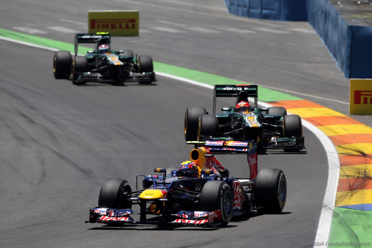 GP EUROPA, 24.06.2012- Gara, Mark Webber (AUS) Red Bull Racing RB8 davanti a Heikki Kovalainen (FIN) Caterham F1 Team CT01 